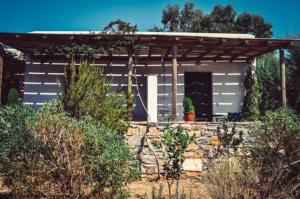 a white house with a wooden roof at Marathos in Kanakis