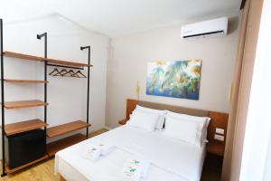 Postel nebo postele na pokoji v ubytování Mezzanine Bay