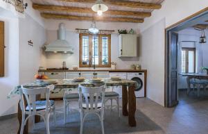 a kitchen with a table and chairs in a room at Vivienda rural del salado in Jaén