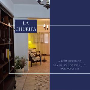 ein Schild mit der Aufschrift „La Chihuahua“ und ein Wohnzimmer in der Unterkunft La Churita in San Salvador de Jujuy