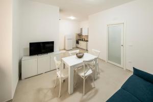 a living room with a white table and chairs at Casa Vacanze Vanda in Ostuni