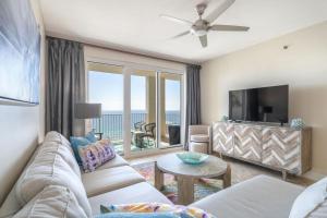 Una sala de estar con un sofá y un televisor. en Ariel Dunes I 2102, en Destin