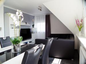 Lotte的住宿－La Domus Premium Osnabrück Lotte，客厅配有沙发和桌椅