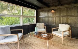 Un lugar para sentarse en Pet Friendly Home In Oksbøl With Sauna