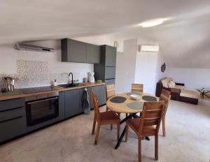 Η κουζίνα ή μικρή κουζίνα στο Villa Cosy