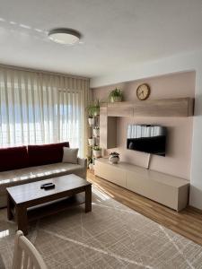 TV a/nebo společenská místnost v ubytování Central Apartment Gjakova