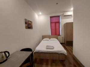 a small room with a bed and a window at H Hotel Virtual Reception NO ON-SITE STAFF in Gara Bucureşti Nord +5 photos