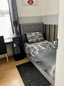 伦敦Comfy rooms. Shared East London Homestay.的一间卧室配有一张带床头板和地毯的床 更多13张照片