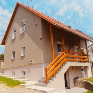 Budova, kde se prázdninový dům nachází