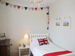 Postel nebo postele na pokoji v ubytování Solent Cottage - Pqqu