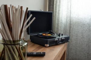 Una mesa con una consola con un tocadiscos y un televisor. en Dimora Cannavini, en Castel di Sangro 13 fotos más