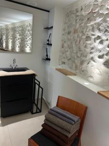 Un baño con un lavabo y una pila de toallas. en DURANCE, en La Brillanne 57 fotos más