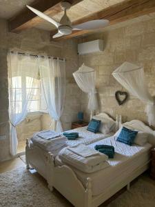 Una cama o camas en una habitación de House of Character - Room with a Pool view