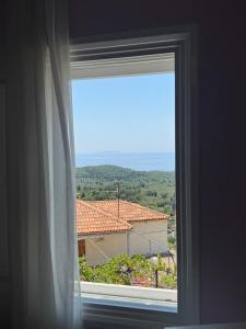 una ventana con vista a un edificio en VunoSunsetHouse, en Vuno