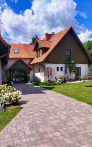 una casa con techo naranja y entrada de ladrillo en Wrzosowe Love, en Raciąż