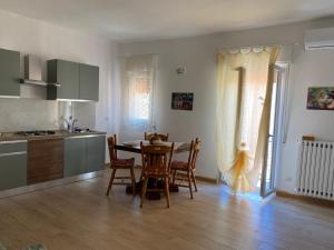 a kitchen and dining room with a table and chairs at Casa Salemi 41 in Piazza Armerina