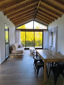 ein Wohnzimmer mit Tisch und Couch in der Unterkunft Wenuk Patagonia in San Carlos de Bariloche