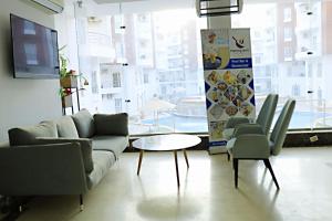 un salon avec un canapé, des chaises et une table dans l'établissement One bedroom apartment in Aqua palm resort before Al Gouna, à Hurghada