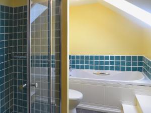 Un baño con bañera, inodoro y lavabo. en The Cow Shed - Or5, en Henfynyw Upper