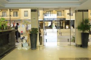 un hall d'un centre commercial avec des plantes en pot dans l'établissement One bedroom apartment in Aqua palm resort before Al Gouna, à Hurghada 97 autres photos