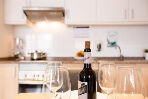 eine Flasche Wein auf einem Tisch mit Weingläsern in der Unterkunft Valenciaflats Ciudad de las Ciencias in Valencia
