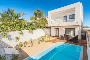 an image of a villa with a swimming pool at Villa Olive avec piscine privée, proche de la mer in Flic-en-Flac