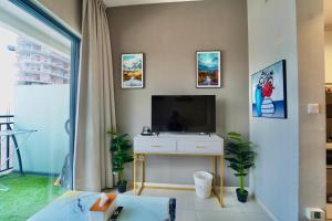 TV a/nebo společenská místnost v ubytování 1BR Zada Tower in Business Bay2 Dubai BSHH