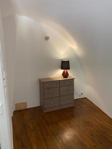 una stanza con un comò con una lampada sopra di Petite maison a Les Bondons