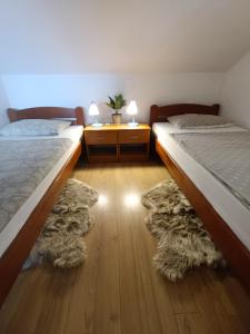 Ένα ή περισσότερα κρεβάτια σε δωμάτιο στο Apartman Petra