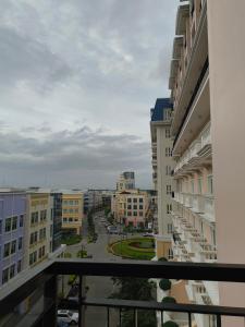 ein Blick auf eine Stadt von einem Balkon in der Unterkunft Saint honore megaworld business park Iloilo City in Iloilo City