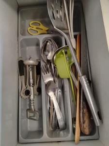 un cassetto pieno di utensili in cucina di ꕤ Comfy Home ꕤ - Make yourself at home a Belgrado Altre 26 foto