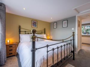 une chambre avec un lit dans une pièce dans l'établissement Riverside Cottage, à Reedham