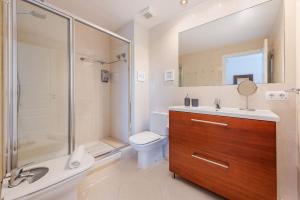 ein Badezimmer mit einem Waschbecken und einem WC in der Unterkunft Sea Two in Port de Pollença + 13 Fotos