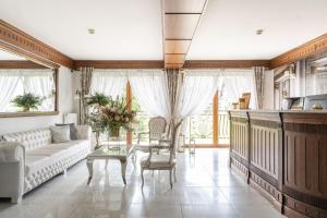 a living room with a couch and a table at Sądelski Dwór Medical & SPA in Zakopane