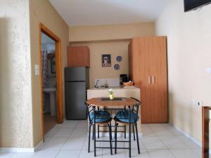 eine Küche mit Tisch und Stühlen in einem Zimmer in der Unterkunft Mpezas Studios in Igoumenitsa + 43 Fotos
