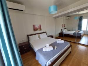 une chambre avec un lit avec deux serviettes dessus dans l'établissement Luxury Bay View, à Corfou 58 autres photos