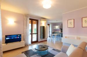 a living room with a couch and a tv at AnnaLand in Padenghe sul Garda