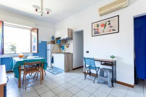 Η κουζίνα ή μικρή κουζίνα στο Erasmus Home +24 φωτογραφίες