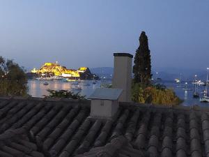 une vue d'un port avec des bateaux dans l'eau dans l'établissement Luxury Bay View, à Corfou