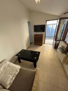 Una sala de estar con un sofá y una mesa de café. en Studio 5 minutes from RER A, en Nanterre