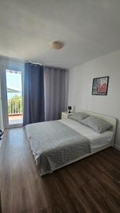 Postel nebo postele na pokoji v ubytování Beachfront Apartments Neves