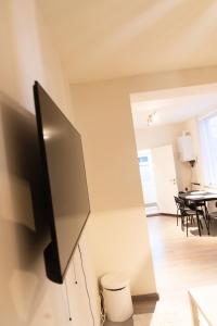 Televisyen dan/atau pusat hiburan di Appartement sous toit lumineux avec garage et 4 pièces en enfilade