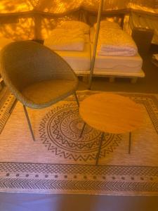 Bell tent Binnen Duin的休息区
