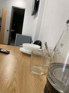 un tavolo di legno con occhiali sopra di ABC Yerevan a Yerevan