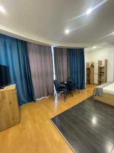 una camera d'albergo con un letto, un tavolo e delle sedie di ABC Yerevan a Yerevan