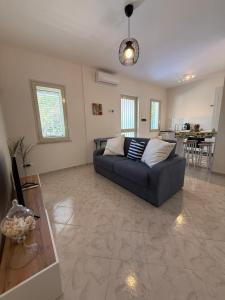 salon z kanapą i stołem w obiekcie Magaggiari Beach House w mieście Cinisi