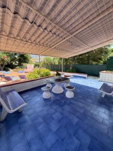 patio z krzesłami, stołem i fontanną w obiekcie Magaggiari Beach House w mieście Cinisi