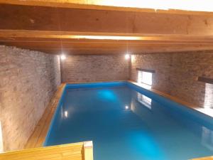 een groot blauw zwembad in een bakstenen gebouw bij king conde in Saint-Pierre-du-Regard +11 foto's