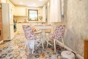 a kitchen with a table and two chairs at Къща за гости- Къпиновата къща in Kŭpinovo