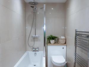 Koupelna v ubytování Modern 3 Bed House nr Southampton Town-Parking Contractors Welcome + 22 fotografií